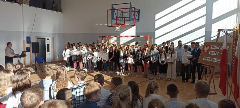 Szkoła do hymnu oraz Narodowe Święto Niepodległości